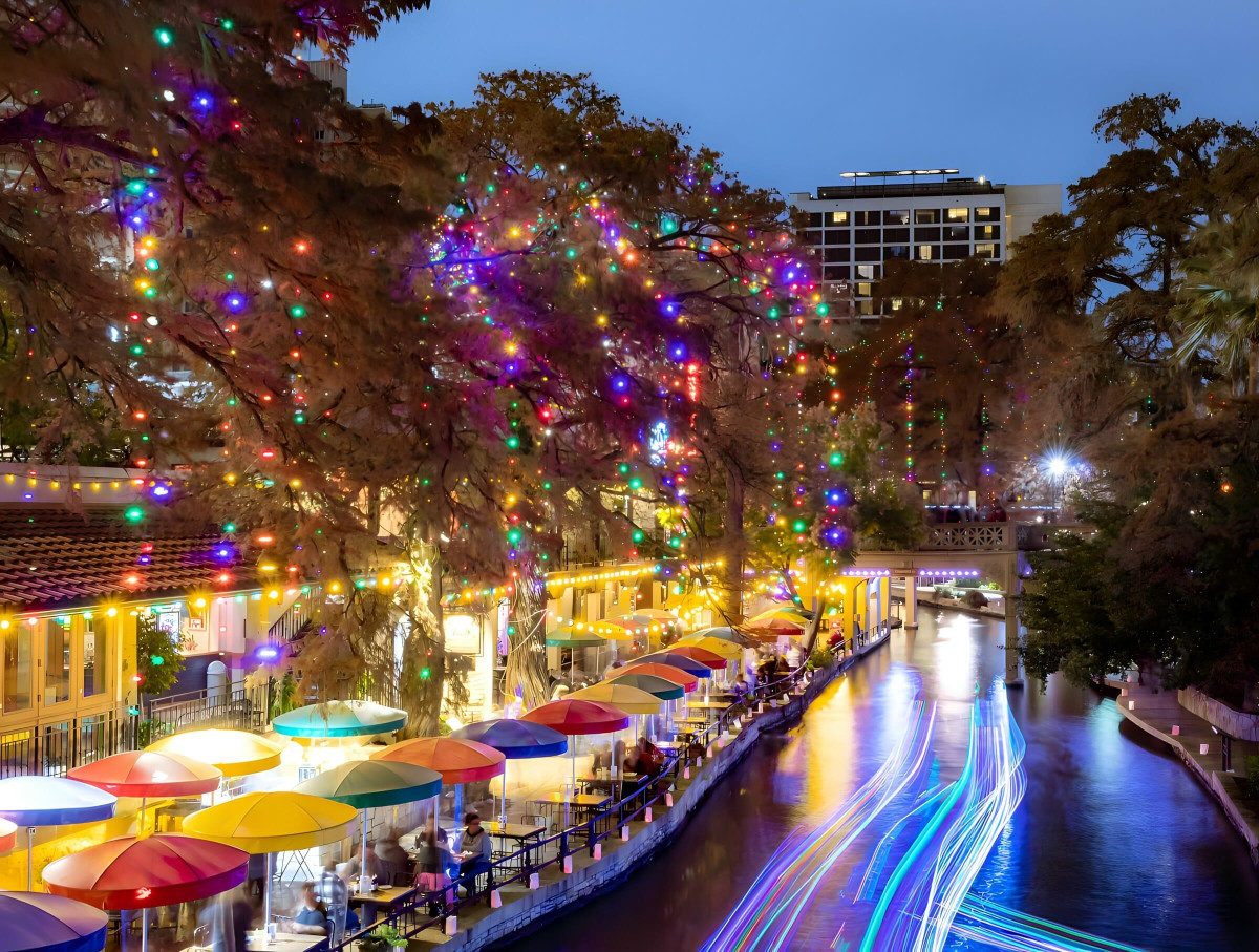 Creative Displays Helps Small Businesses Plan Commercial Lighting Year-Round